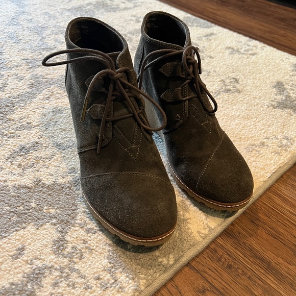 Like new TOMS Desert Wedge Bootie Size 10 Dark Gray/Green - Picture 7 of 8